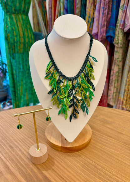 Set de collar y pendientes de chaquiras