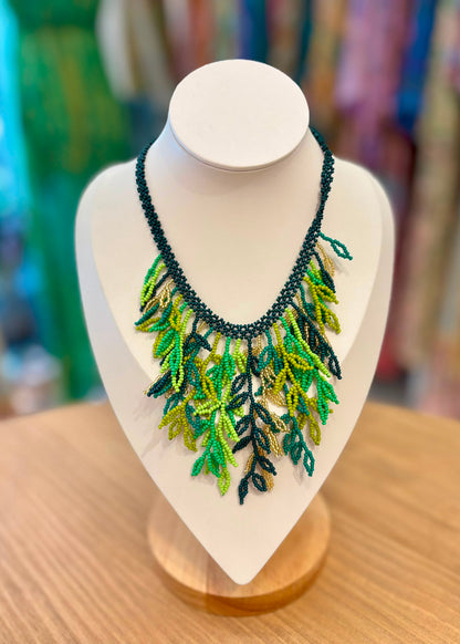 Set de collar y pendientes de chaquiras