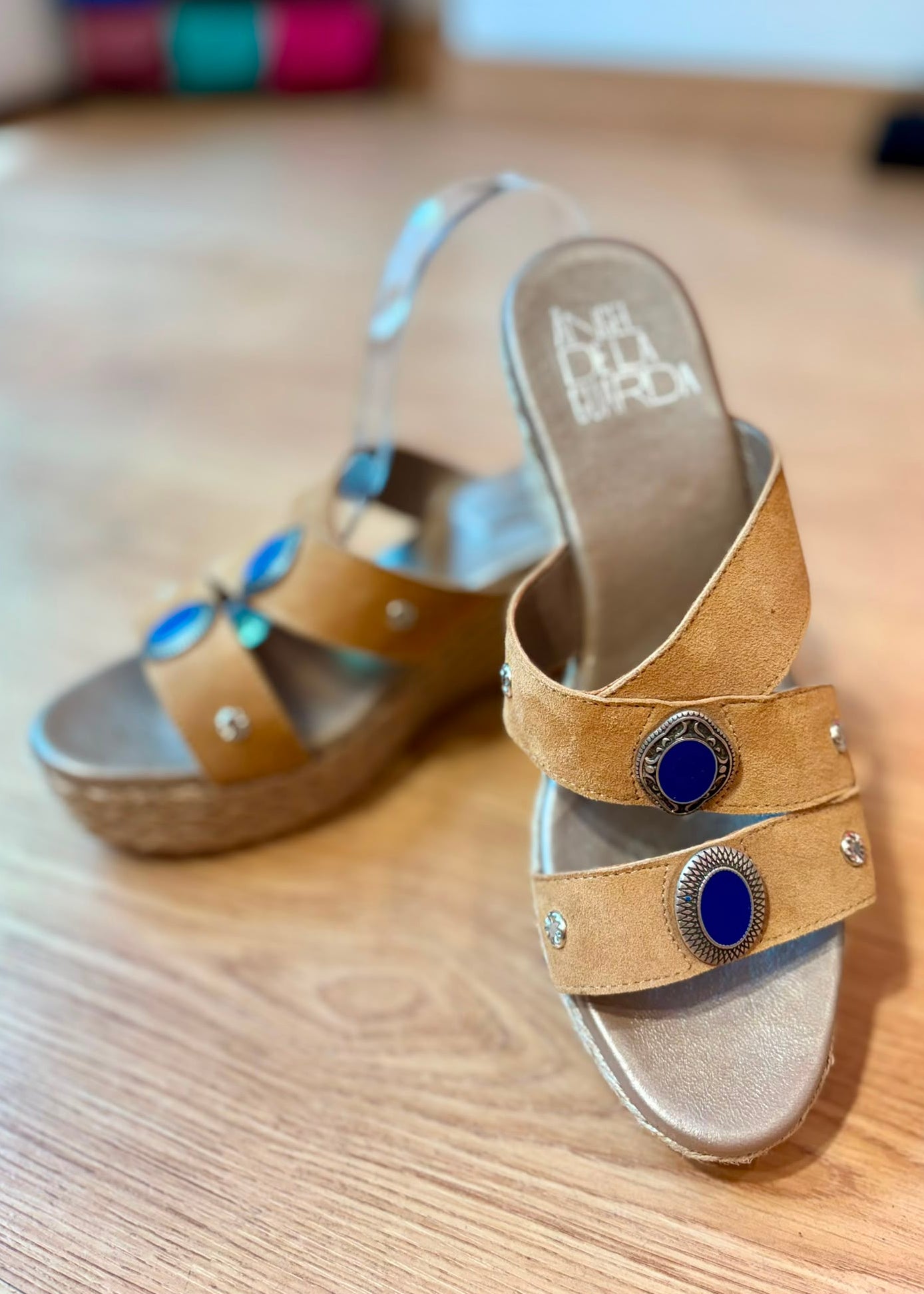 Sandalias camel piedra azul