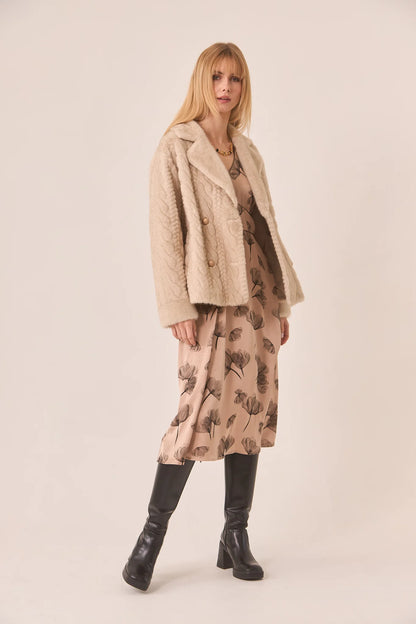 Abrigo corto pelo trenzado