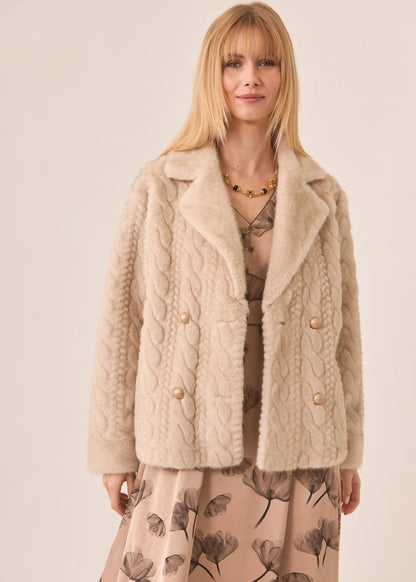 Abrigo corto pelo trenzado