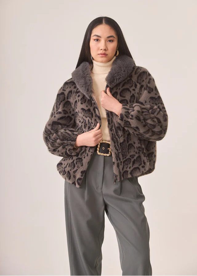 Abrigo corto animal print capucha