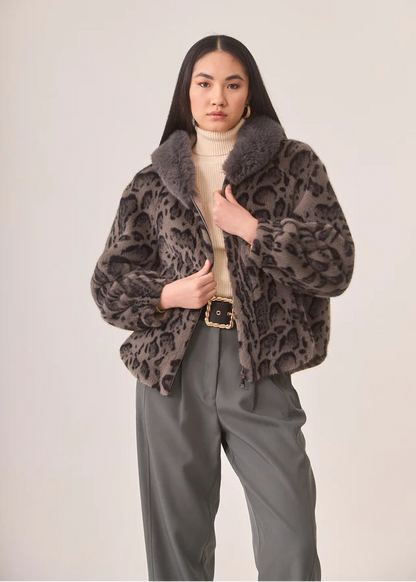 Abrigo corto animal print capucha