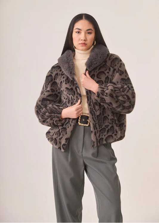 Abrigo corto animal print capucha