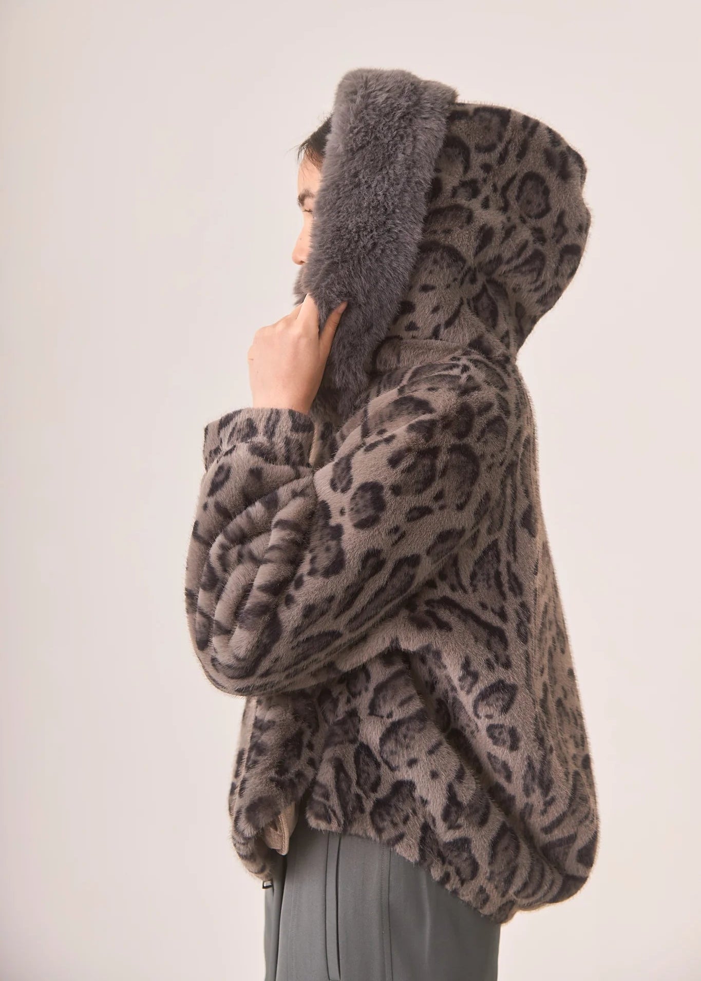 Abrigo corto animal print capucha