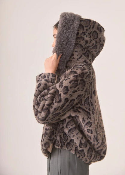 Abrigo corto animal print capucha