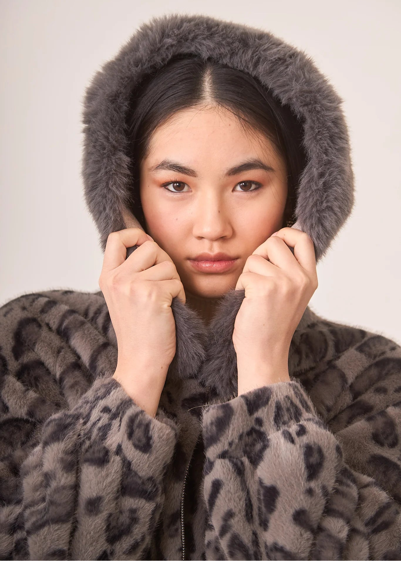 Abrigo corto animal print capucha