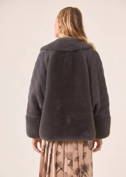 Abrigo corto de punto