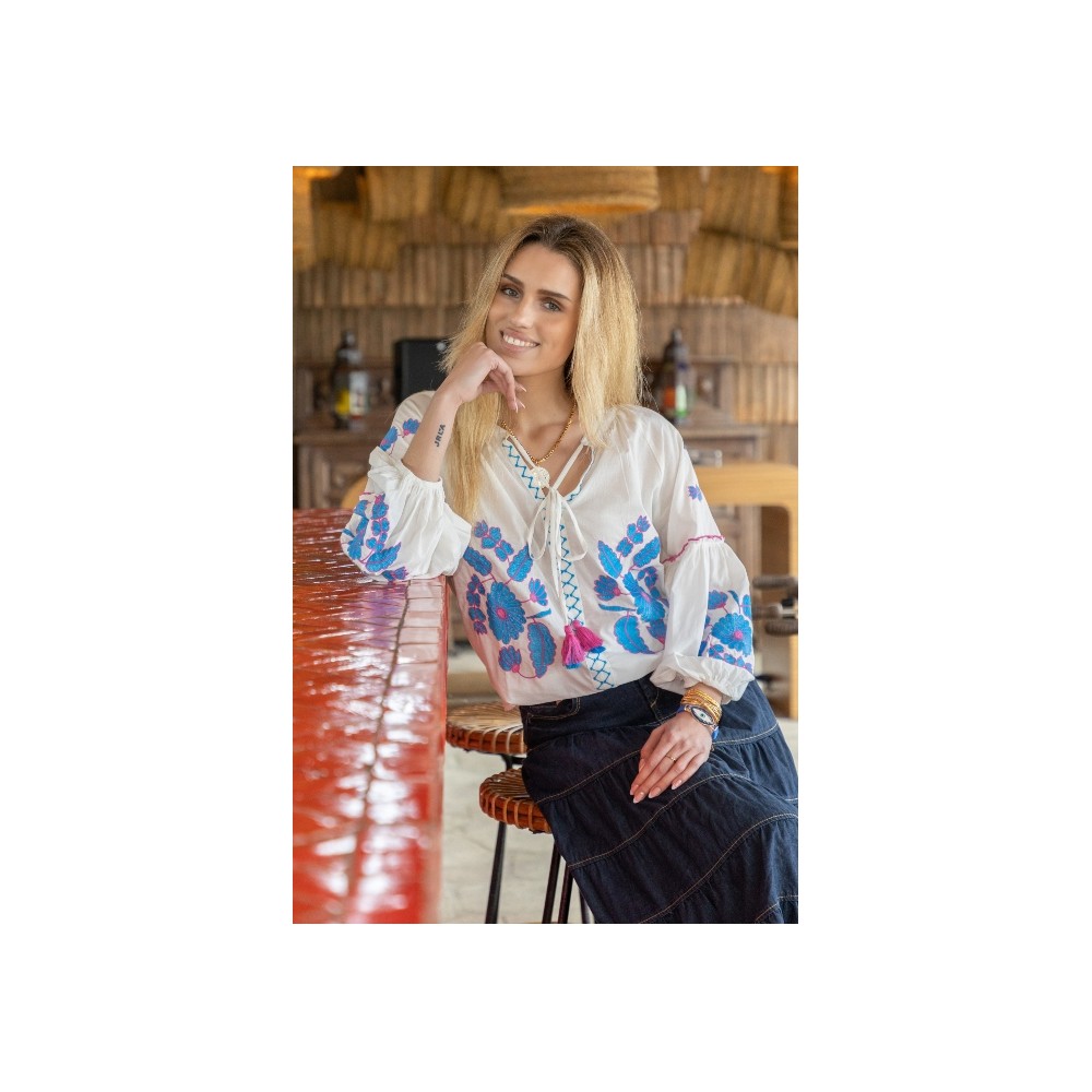 Blusa manga larga blanca bordada